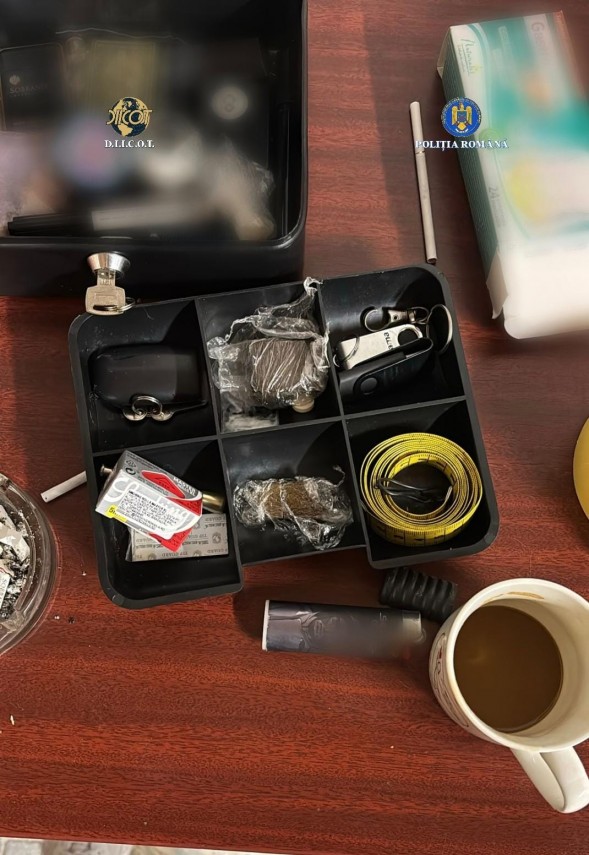 foto perchezitii de amploare intr un dosar de trafic de droguri si spalare de bani descinderi si la doua foto perchezitii de amploare intr un dosar de trafic de droguri si spalare de bani descinderi si la doua