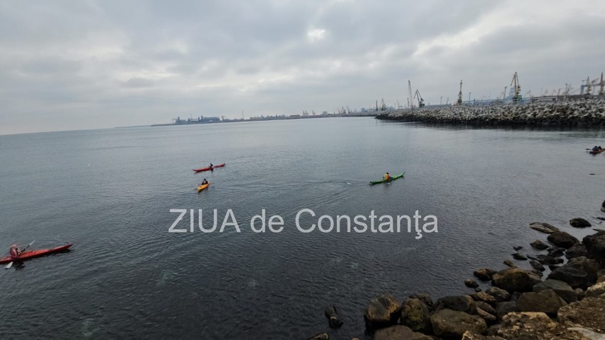 foto video canoisti pe mare de ziua nationala a romaniei un omagiu inedit adus romaniei la constanta foto video canoisti pe mare de ziua nationala a romaniei un omagiu inedit adus romaniei la constanta