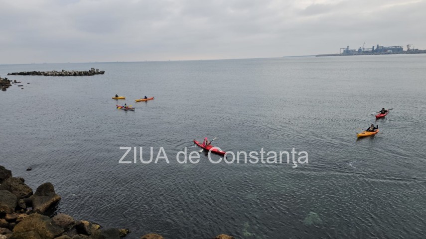 foto video canoisti pe mare de ziua nationala a romaniei un omagiu inedit adus romaniei la constanta foto video canoisti pe mare de ziua nationala a romaniei un omagiu inedit adus romaniei la constanta