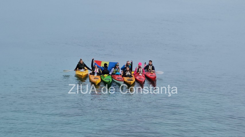 foto video canoisti pe mare de ziua nationala a romaniei un omagiu inedit adus romaniei la constanta foto video canoisti pe mare de ziua nationala a romaniei un omagiu inedit adus romaniei la constanta
