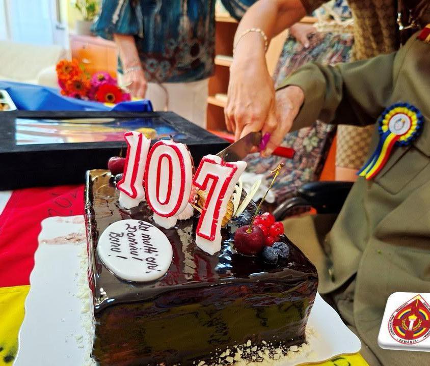 foto veteran de razboi in varsta de 107 ani decorat de presedintele nicusor dan de ziua nationala a romaniei foto veteran de razboi in varsta de 107 ani decorat de presedintele nicusor dan de ziua nationala a romaniei