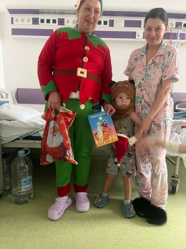 foto asociatia suflete deschise duce mos nicolae si bucurie copiilor internati in spitalele din constanta foto asociatia suflete deschise duce mos nicolae si bucurie copiilor internati in spitalele din constanta