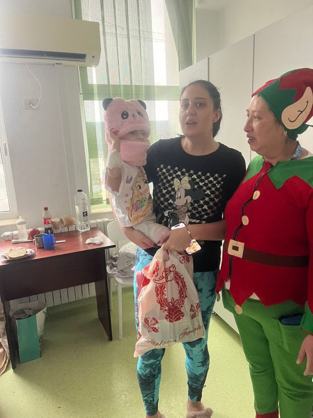 foto asociatia suflete deschise duce mos nicolae si bucurie copiilor internati in spitalele din constanta foto asociatia suflete deschise duce mos nicolae si bucurie copiilor internati in spitalele din constanta