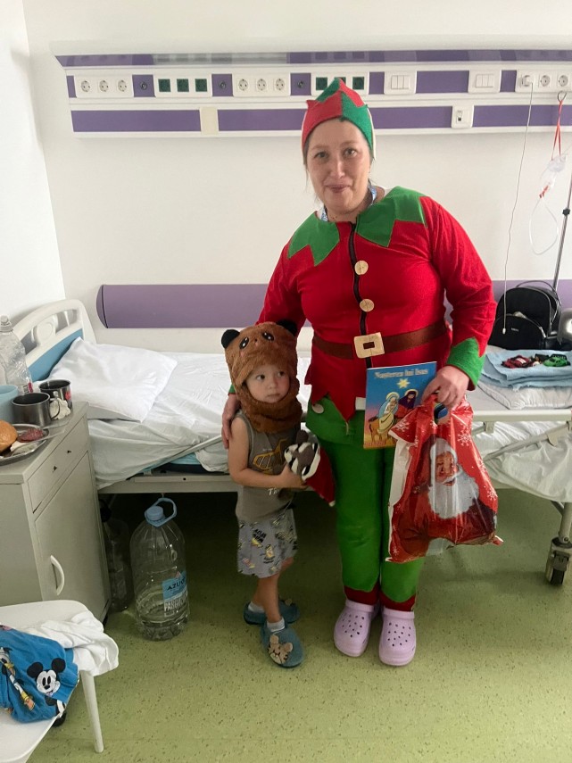 foto asociatia suflete deschise duce mos nicolae si bucurie copiilor internati in spitalele din constanta foto asociatia suflete deschise duce mos nicolae si bucurie copiilor internati in spitalele din constanta