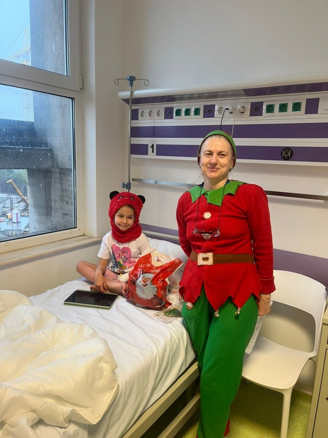 foto asociatia suflete deschise duce mos nicolae si bucurie copiilor internati in spitalele din constanta foto asociatia suflete deschise duce mos nicolae si bucurie copiilor internati in spitalele din constanta