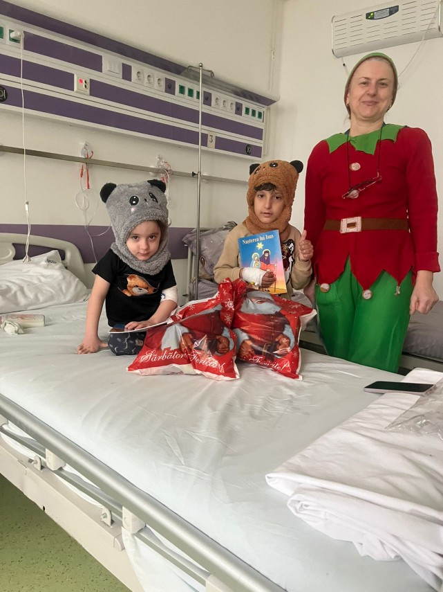 foto asociatia suflete deschise duce mos nicolae si bucurie copiilor internati in spitalele din constanta foto asociatia suflete deschise duce mos nicolae si bucurie copiilor internati in spitalele din constanta