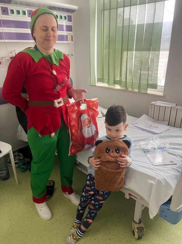 foto asociatia suflete deschise duce mos nicolae si bucurie copiilor internati in spitalele din constanta foto asociatia suflete deschise duce mos nicolae si bucurie copiilor internati in spitalele din constanta