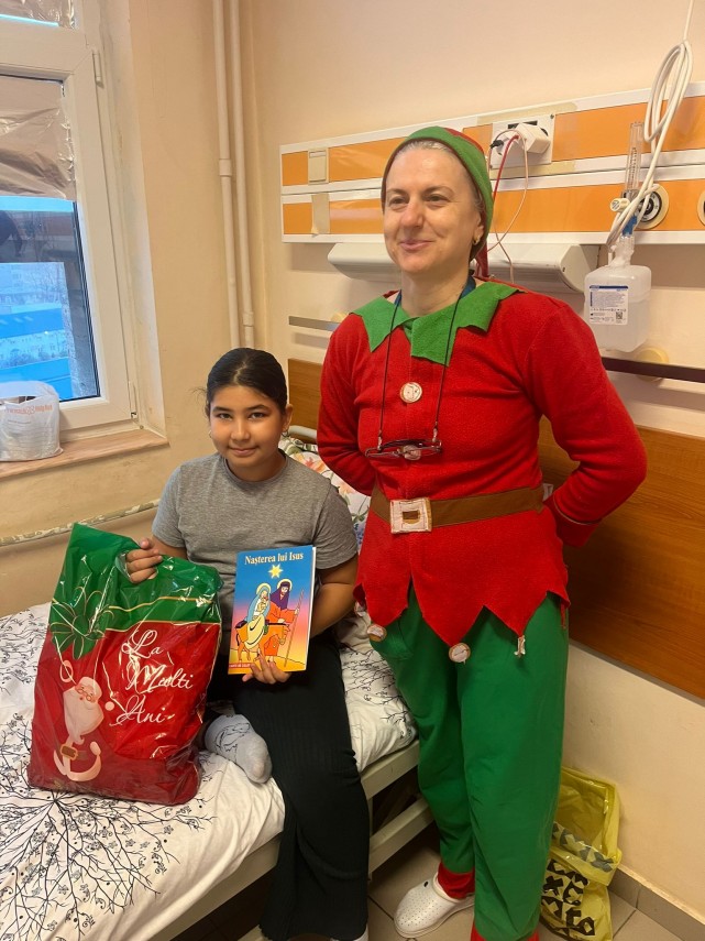 foto asociatia suflete deschise duce mos nicolae si bucurie copiilor internati in spitalele din constanta foto asociatia suflete deschise duce mos nicolae si bucurie copiilor internati in spitalele din constanta