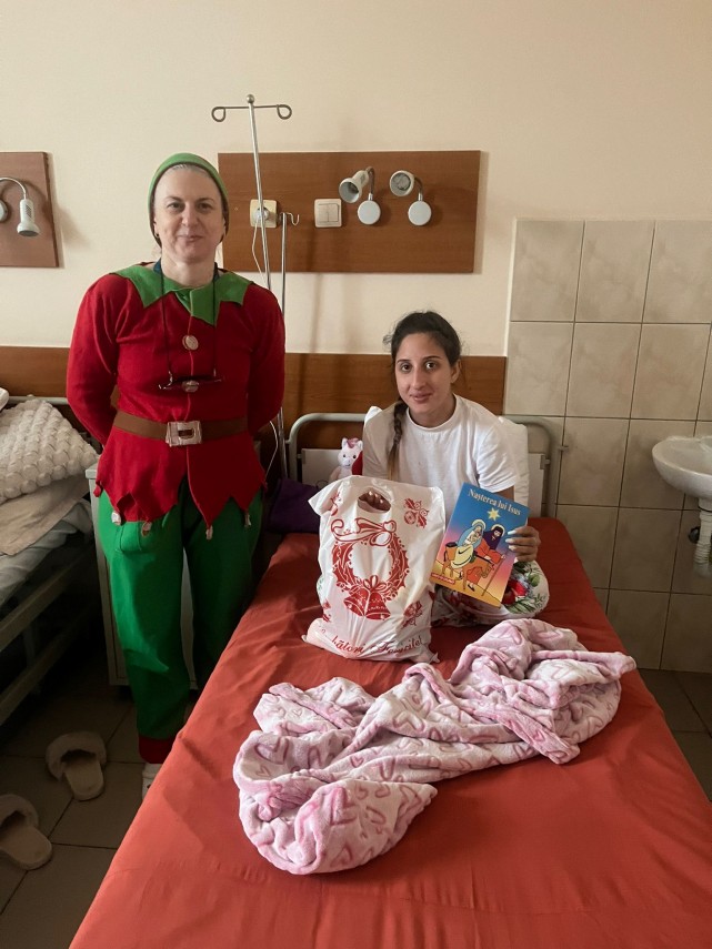 foto asociatia suflete deschise duce mos nicolae si bucurie copiilor internati in spitalele din constanta foto asociatia suflete deschise duce mos nicolae si bucurie copiilor internati in spitalele din constanta