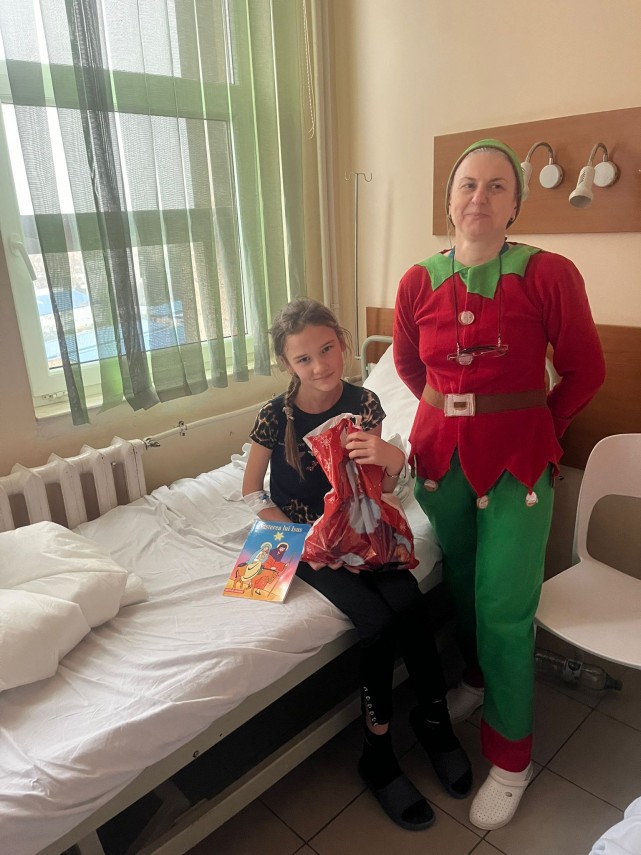 foto asociatia suflete deschise duce mos nicolae si bucurie copiilor internati in spitalele din constanta foto asociatia suflete deschise duce mos nicolae si bucurie copiilor internati in spitalele din constanta