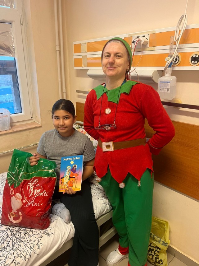 foto asociatia suflete deschise duce mos nicolae si bucurie copiilor internati in spitalele din constanta foto asociatia suflete deschise duce mos nicolae si bucurie copiilor internati in spitalele din constanta