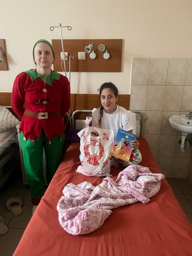 foto asociatia suflete deschise duce mos nicolae si bucurie copiilor internati in spitalele din constanta foto asociatia suflete deschise duce mos nicolae si bucurie copiilor internati in spitalele din constanta