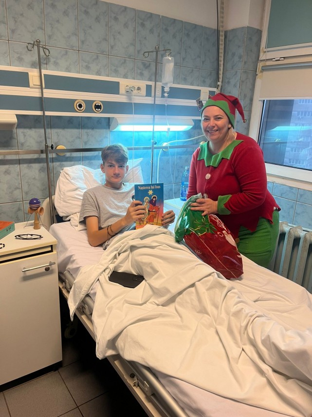 foto asociatia suflete deschise duce mos nicolae si bucurie copiilor internati in spitalele din constanta foto asociatia suflete deschise duce mos nicolae si bucurie copiilor internati in spitalele din constanta