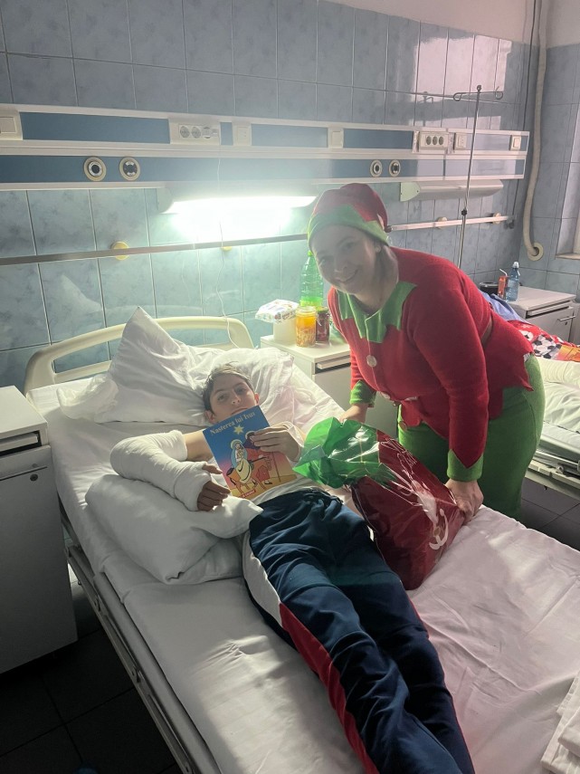 foto asociatia suflete deschise duce mos nicolae si bucurie copiilor internati in spitalele din constanta foto asociatia suflete deschise duce mos nicolae si bucurie copiilor internati in spitalele din constanta