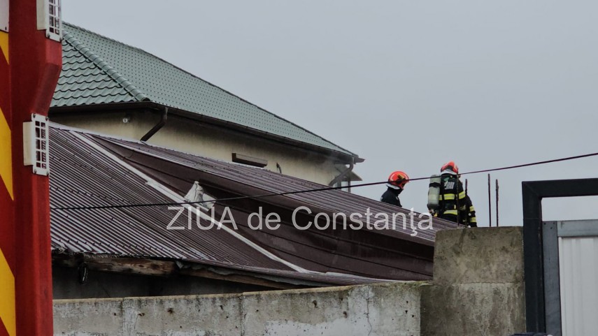 incendiu la o locuinta din constanta pompierii intervin pe strada popa farcas 920210 incendiu la o locuinta din constanta pompierii intervin pe strada popa farcas 920210