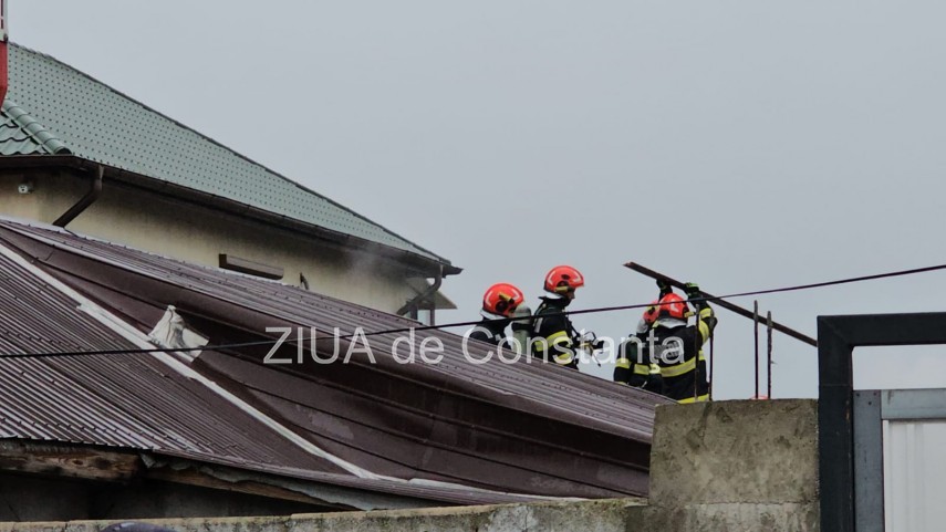 incendiu la o locuinta din constanta pompierii intervin pe strada popa farcas 920210 incendiu la o locuinta din constanta pompierii intervin pe strada popa farcas 920210