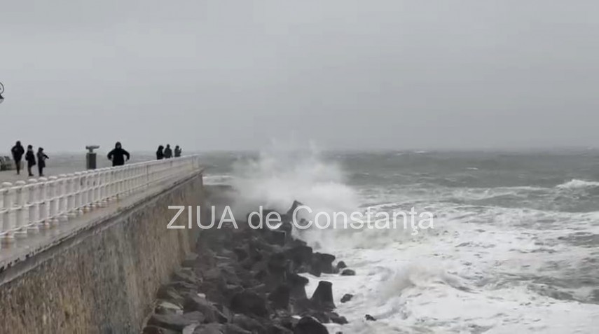 foto video stiri constanta vant puternic si valuri de 3 metri pe litoralul marii negre 920219 foto video stiri constanta vant puternic si valuri de 3 metri pe litoralul marii negre 920219