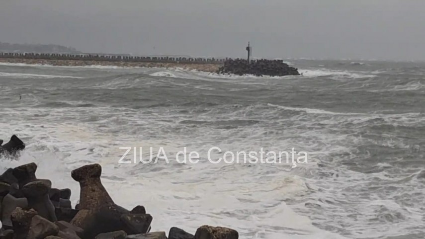 foto video stiri constanta vant puternic si valuri de 3 metri pe litoralul marii negre 920219 foto video stiri constanta vant puternic si valuri de 3 metri pe litoralul marii negre 920219