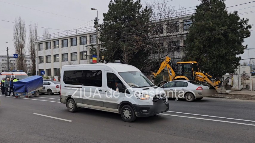 constanta accident pe strada dezrobirii coliziune intre o remorca si un autoturism trei persoane implicate constanta accident pe strada dezrobirii coliziune intre o remorca si un autoturism trei persoane implicate
