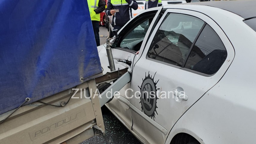 constanta accident pe strada dezrobirii coliziune intre o remorca si un autoturism trei persoane implicate constanta accident pe strada dezrobirii coliziune intre o remorca si un autoturism trei persoane implicate