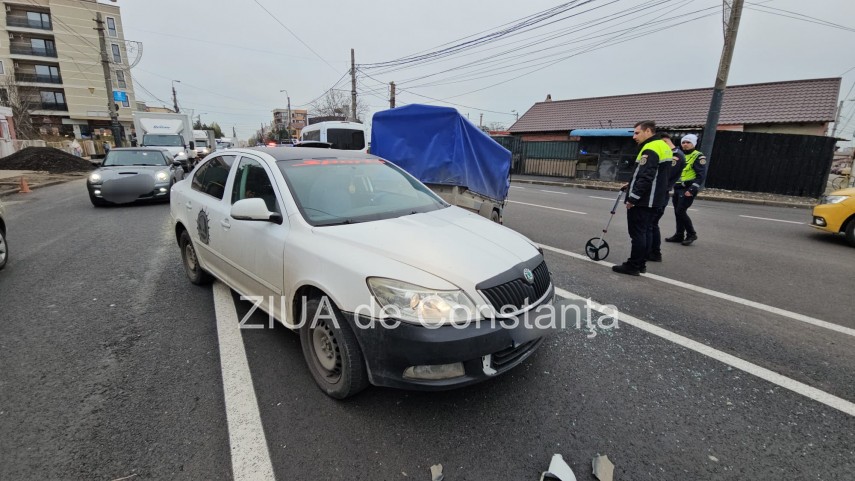 constanta accident pe strada dezrobirii coliziune intre o remorca si un autoturism trei persoane implicate constanta accident pe strada dezrobirii coliziune intre o remorca si un autoturism trei persoane implicate