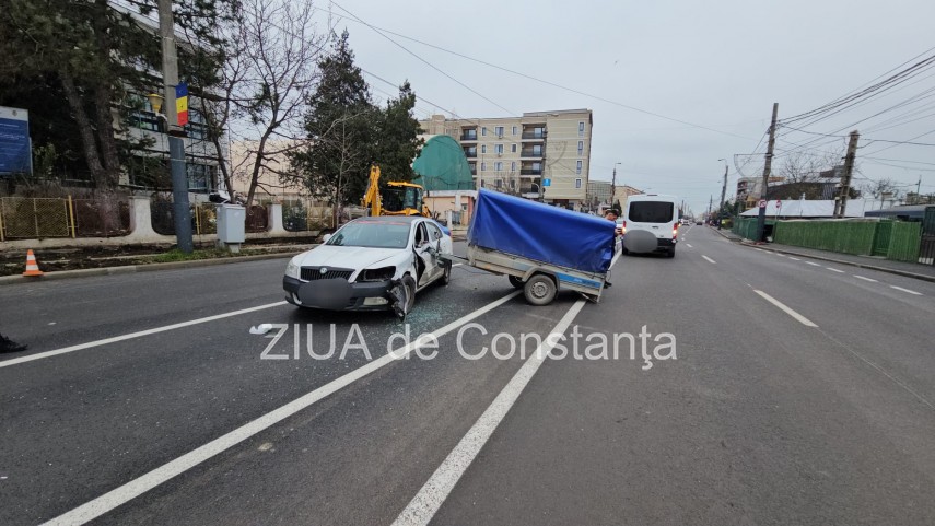constanta accident pe strada dezrobirii coliziune intre o remorca si un autoturism trei persoane implicate constanta accident pe strada dezrobirii coliziune intre o remorca si un autoturism trei persoane implicate