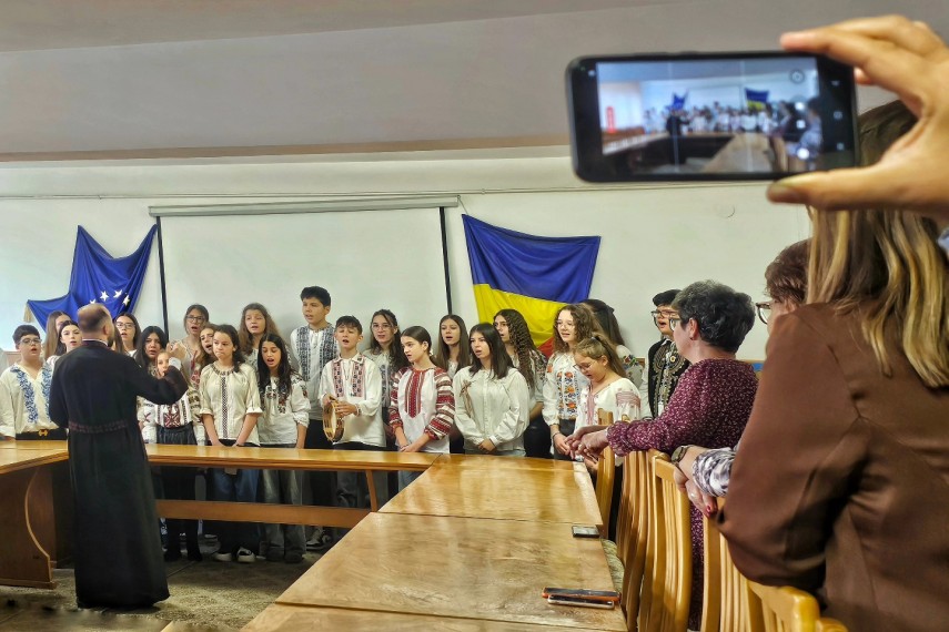 foto colinde si emotie la cfr calatori constanta elevii din valu lui traian au adus atmosfera craciunului foto colinde si emotie la cfr calatori constanta elevii din valu lui traian au adus atmosfera craciunului