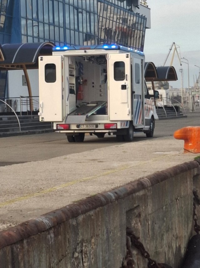 interventie de urgenta pe mare un marinar aflat la bordul unei navei stationate in apropierea radei portului interventie de urgenta pe mare un marinar aflat la bordul unei navei stationate in apropierea radei portului