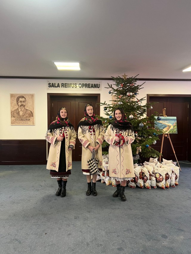 foto tinere talente au adus spiritul sarbatorilor la consiliul judetean constanta 920888 foto tinere talente au adus spiritul sarbatorilor la consiliul judetean constanta 920888