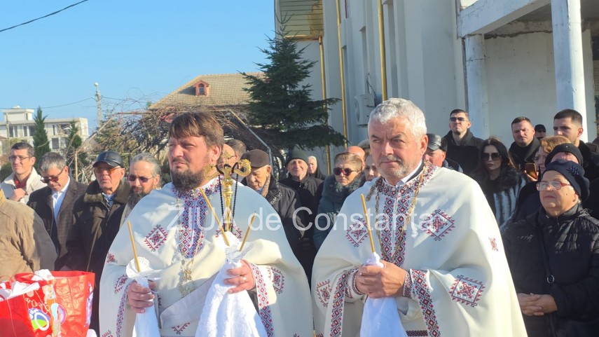 foto video monument aniversar ridicat la palazu mare pentru a marca 100 de ani de la venirea aromanilor foto video monument aniversar ridicat la palazu mare pentru a marca 100 de ani de la venirea aromanilor