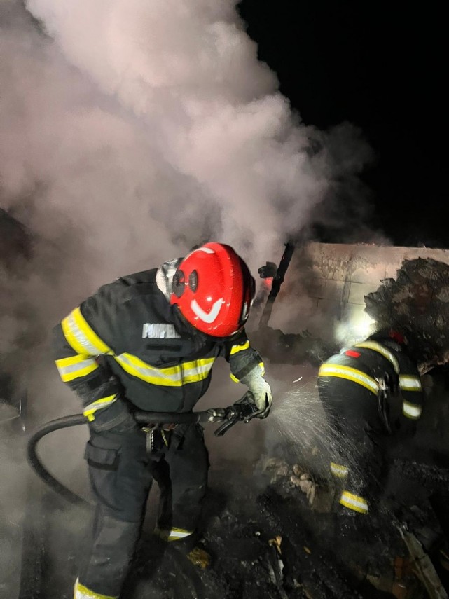 foto o anexa dintr o gospodarie din tulcea a luat foc din cauza unui scurt circuit electric 921028 foto o anexa dintr o gospodarie din tulcea a luat foc din cauza unui scurt circuit electric 921028