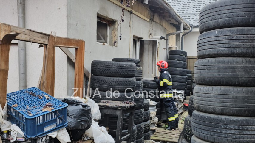 incendiu la o locuinta de pe strada ostrov din constanta pompierii intervin la fata locului 921061 incendiu la o locuinta de pe strada ostrov din constanta pompierii intervin la fata locului 921061