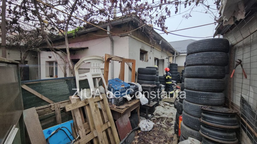 incendiu la o locuinta de pe strada ostrov din constanta pompierii intervin la fata locului 921061 incendiu la o locuinta de pe strada ostrov din constanta pompierii intervin la fata locului 921061