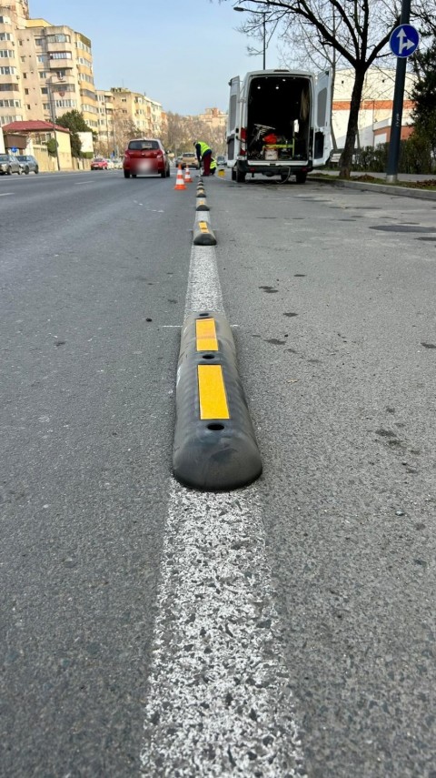 foto primaria constanta se monteaza separatori de trafic pentru crearea benzii unice destinate autovehiculelor foto primaria constanta se monteaza separatori de trafic pentru crearea benzii unice destinate autovehiculelor
