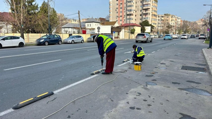 foto primaria constanta se monteaza separatori de trafic pentru crearea benzii unice destinate autovehiculelor foto primaria constanta se monteaza separatori de trafic pentru crearea benzii unice destinate autovehiculelor