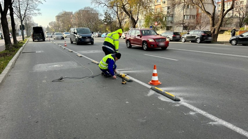 foto primaria constanta se monteaza separatori de trafic pentru crearea benzii unice destinate autovehiculelor foto primaria constanta se monteaza separatori de trafic pentru crearea benzii unice destinate autovehiculelor