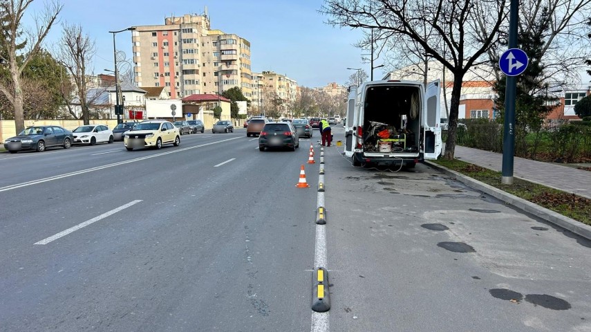 foto primaria constanta se monteaza separatori de trafic pentru crearea benzii unice destinate autovehiculelor foto primaria constanta se monteaza separatori de trafic pentru crearea benzii unice destinate autovehiculelor