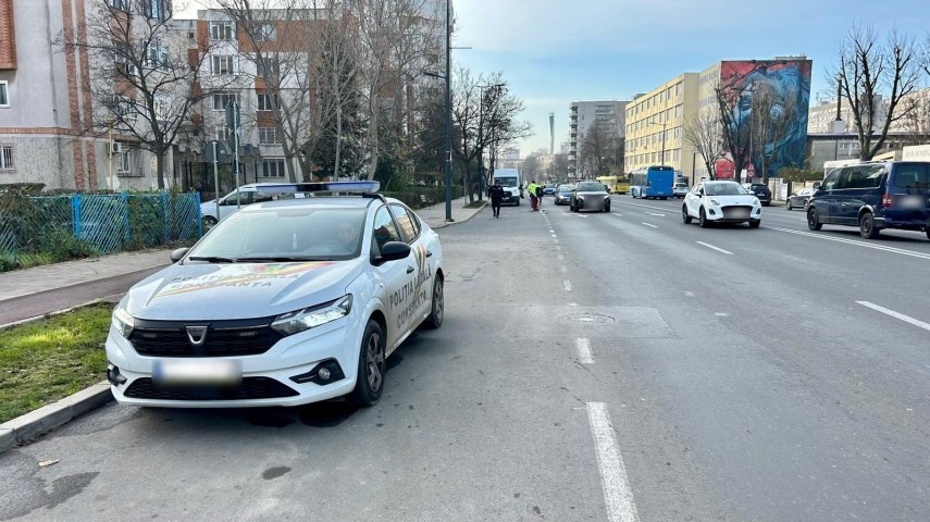 foto primaria constanta se monteaza separatori de trafic pentru crearea benzii unice destinate autovehiculelor foto primaria constanta se monteaza separatori de trafic pentru crearea benzii unice destinate autovehiculelor