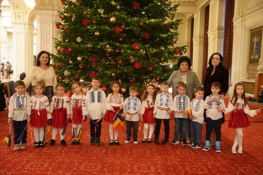 foto copiii din comuna cumpana au reprezentat traditia romaneasca in parlament 921238 foto copiii din comuna cumpana au reprezentat traditia romaneasca in parlament 921238