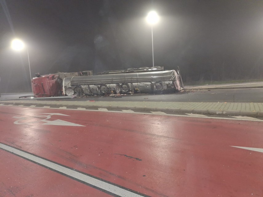 stiri romania foto autotren incarcat cu apa amoniacala rasturnat pe dn 5 a fost sesizata garda de mediu stiri romania foto autotren incarcat cu apa amoniacala rasturnat pe dn 5 a fost sesizata garda de mediu