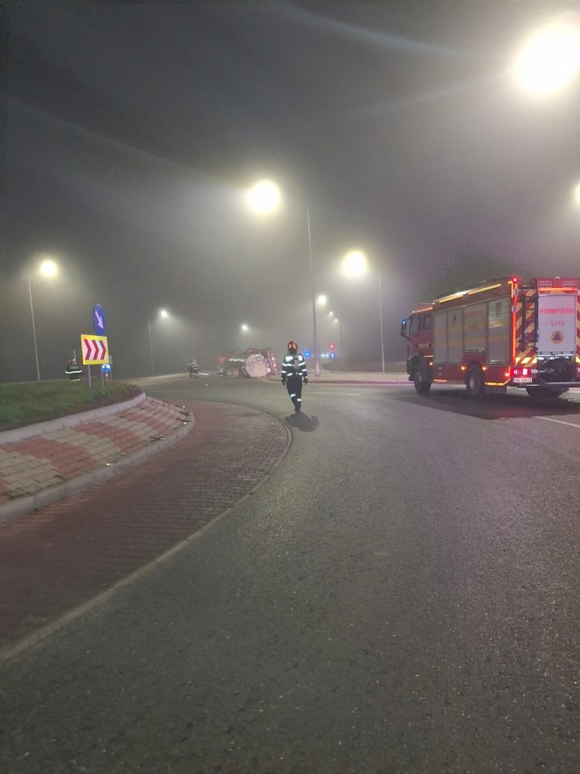 stiri romania foto autotren incarcat cu apa amoniacala rasturnat pe dn 5 a fost sesizata garda de mediu stiri romania foto autotren incarcat cu apa amoniacala rasturnat pe dn 5 a fost sesizata garda de mediu