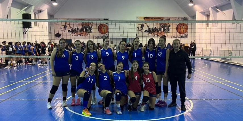 Echipa de cadete a CS Laguna BPH Constanța și antrenorul Viorel Prejbeanu