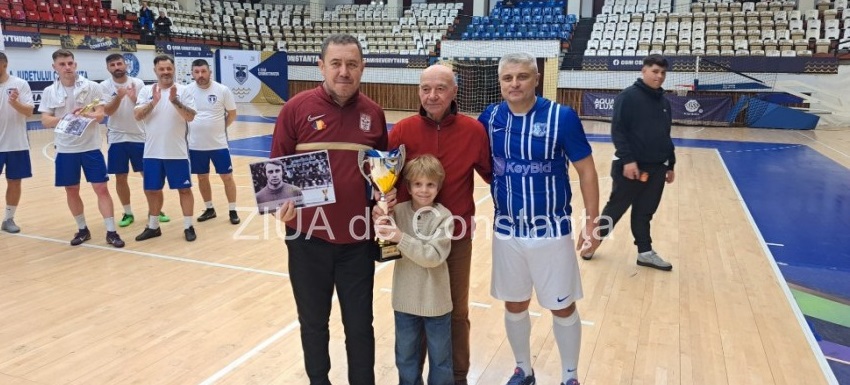 Lucian Ionescu (manager Rapid Old-Boys), Marin Tufan, nepotul său și Stelian Carabaș. Sursa foto: ZIUA de Constanța