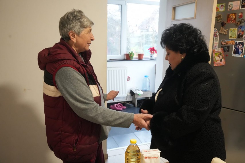 foto pachete cu alimente oferite batranilor si persoanelor in dificultate din comuna cumpana 922050 foto pachete cu alimente oferite batranilor si persoanelor in dificultate din comuna cumpana 922050