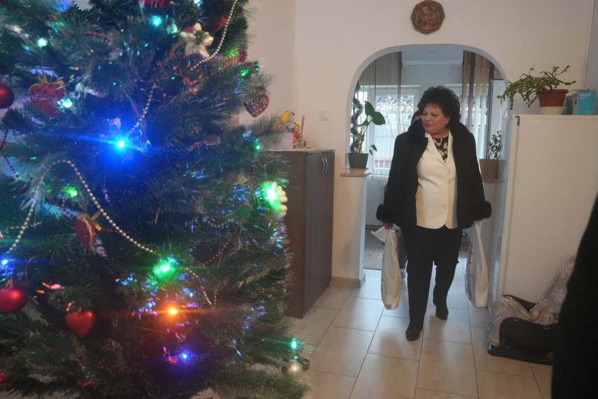 foto pachete cu alimente oferite batranilor si persoanelor in dificultate din comuna cumpana 922050 foto pachete cu alimente oferite batranilor si persoanelor in dificultate din comuna cumpana 922050