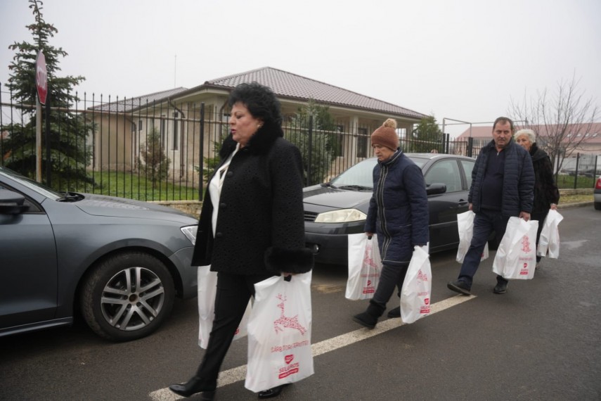 foto pachete cu alimente oferite batranilor si persoanelor in dificultate din comuna cumpana 922050 foto pachete cu alimente oferite batranilor si persoanelor in dificultate din comuna cumpana 922050