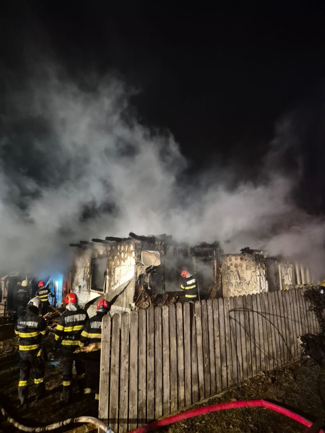 tragedie pentru o familie din bicaz judetul neamt locuinta mistuita de flacari in timp ce participau tragedie pentru o familie din bicaz judetul neamt locuinta mistuita de flacari in timp ce participau