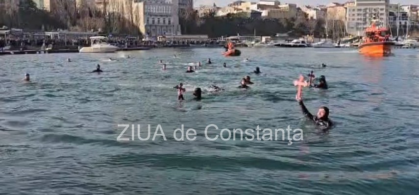 foto video trei tineri au prins crucile aruncate in mare de ips teodosie la constanta 923197 foto video trei tineri au prins crucile aruncate in mare de ips teodosie la constanta 923197