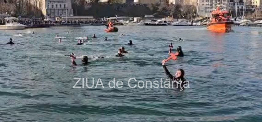 foto video trei tineri au prins crucile aruncate in mare de ips teodosie la constanta 923197 foto video trei tineri au prins crucile aruncate in mare de ips teodosie la constanta 923197