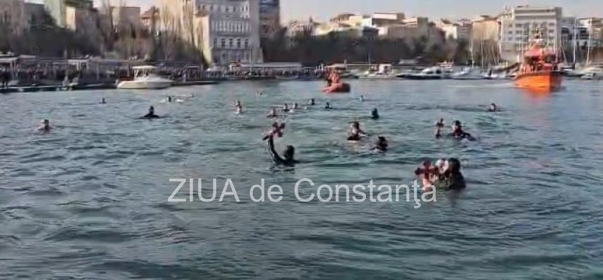 foto video trei tineri au prins crucile aruncate in mare de ips teodosie la constanta 923197 foto video trei tineri au prins crucile aruncate in mare de ips teodosie la constanta 923197